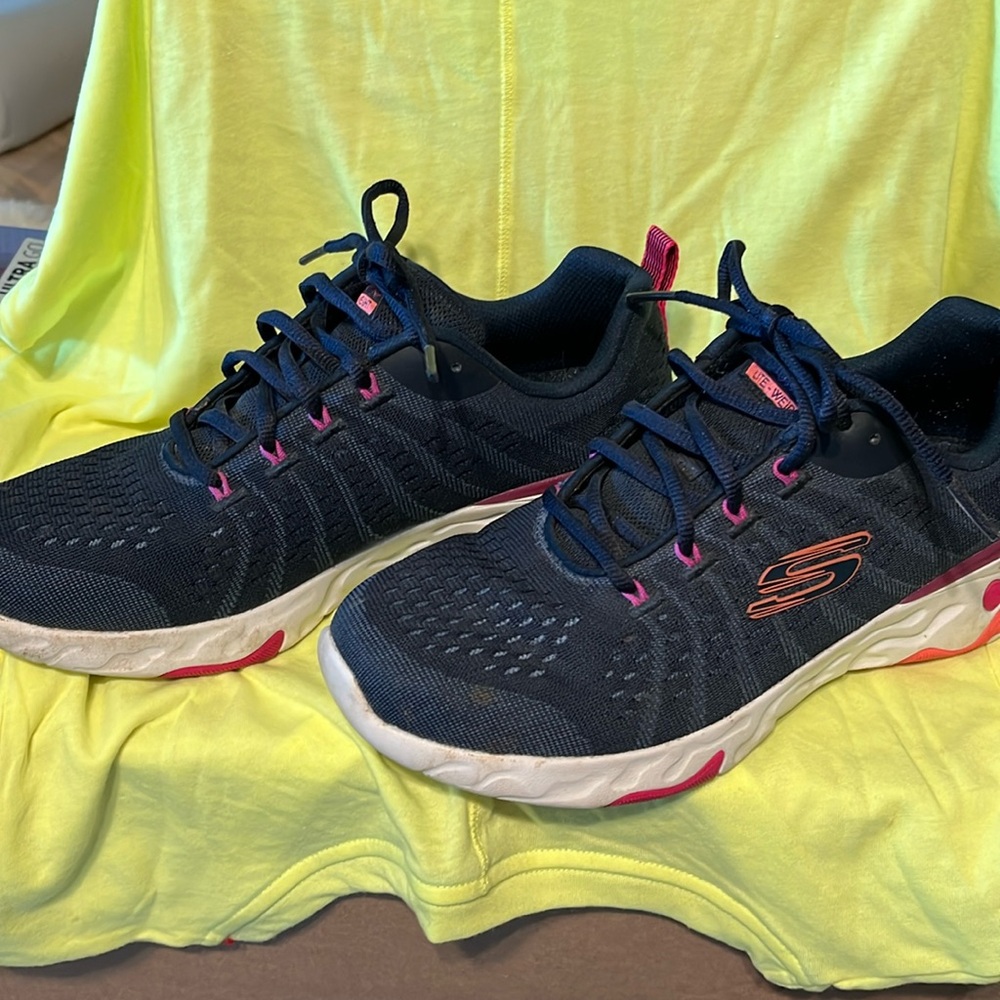 EUC Skechers air cooled memory foam light weight woman’s size 8 navy w/pink